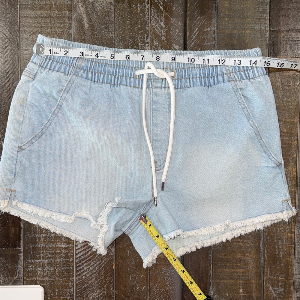 Celebrity Pink The Easy Pull-On Denim Shorts Light Wash Frayed Hem - MEDIUM - Picture 5 of 6